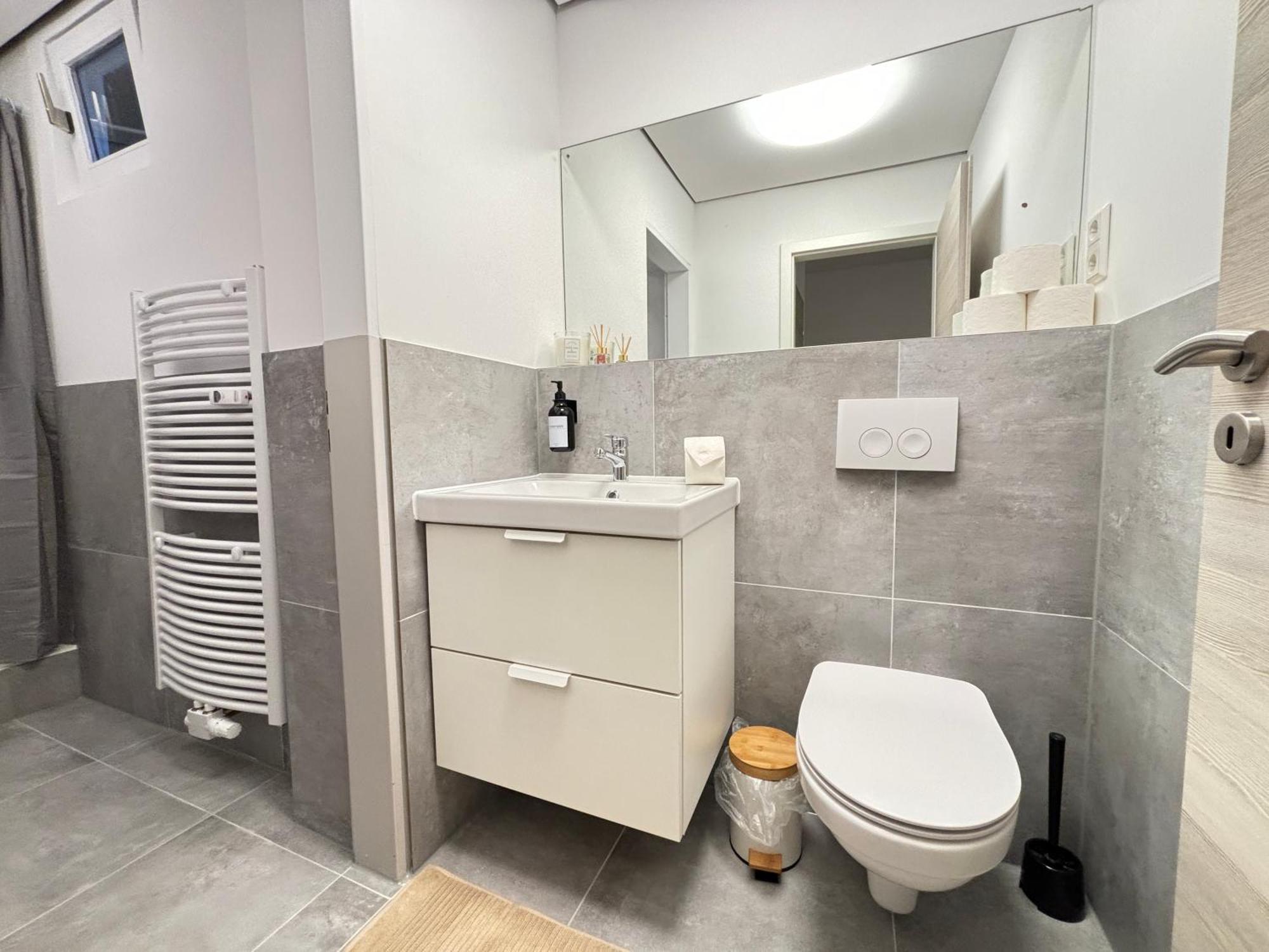 140Qm - 4 Zimmer- Parkplatz - Autobahn - Blauer See - Mallibase Apartments Garbsen Ngoại thất bức ảnh
