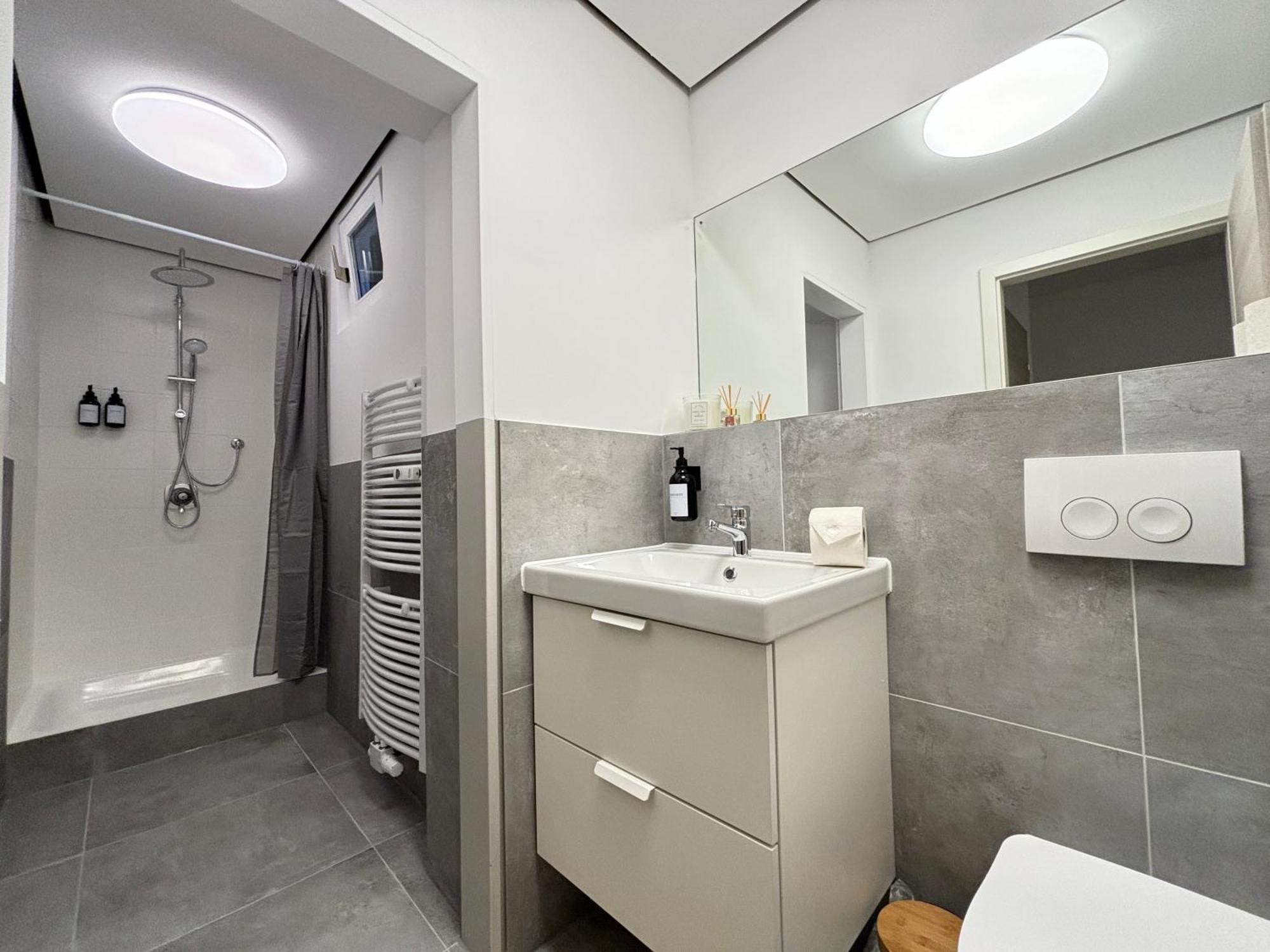 140Qm - 4 Zimmer- Parkplatz - Autobahn - Blauer See - Mallibase Apartments Garbsen Ngoại thất bức ảnh